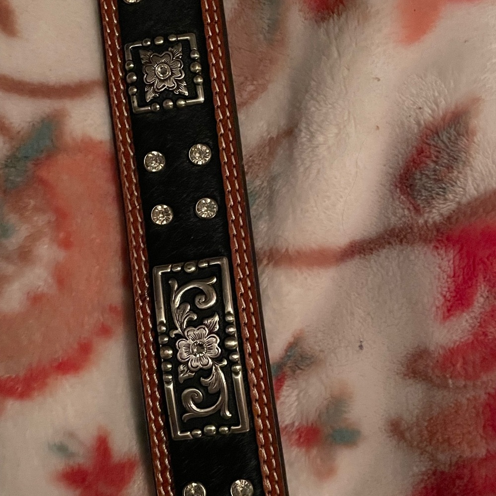 Mens cowhide western belt well taken care of.